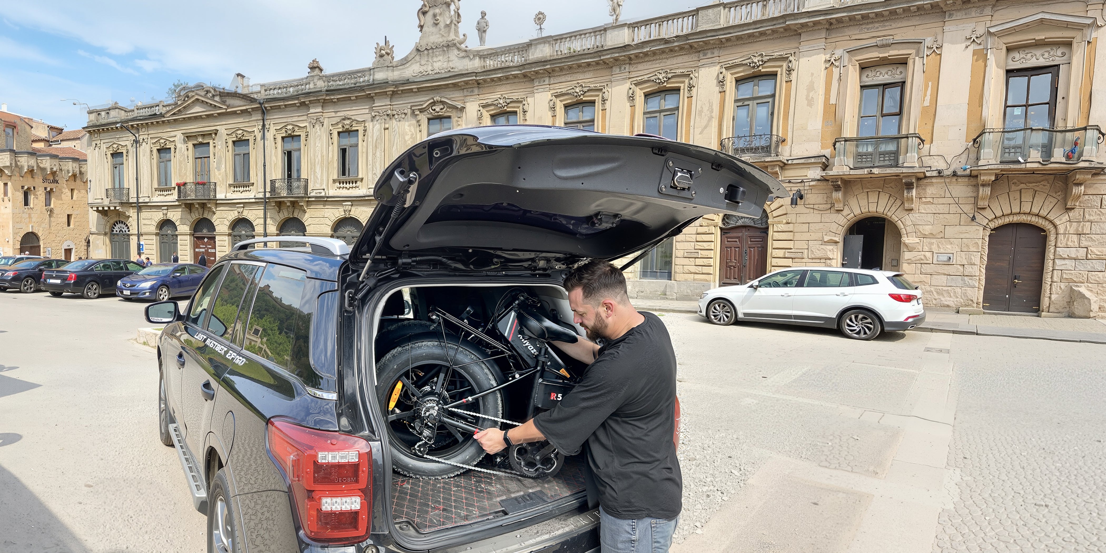 R5 smart folding electric bike in compact mode (99x55x76cm) for apartment storage and subway commuting